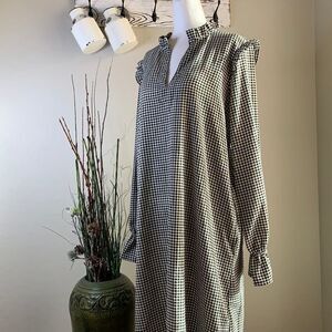 H&m long sleeve checkered dress. Black and white with one side pocket.